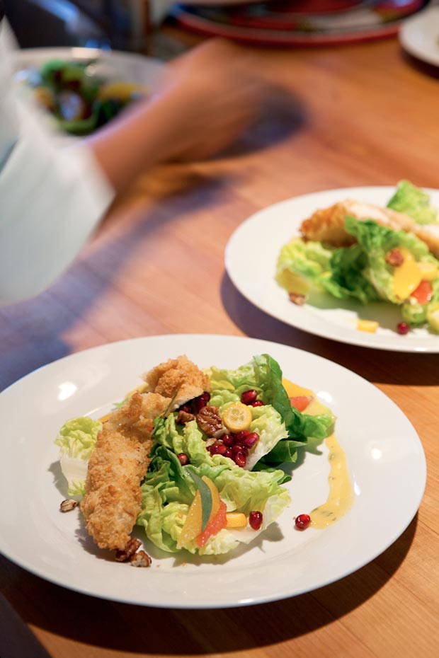 salads-plated-with-chicken