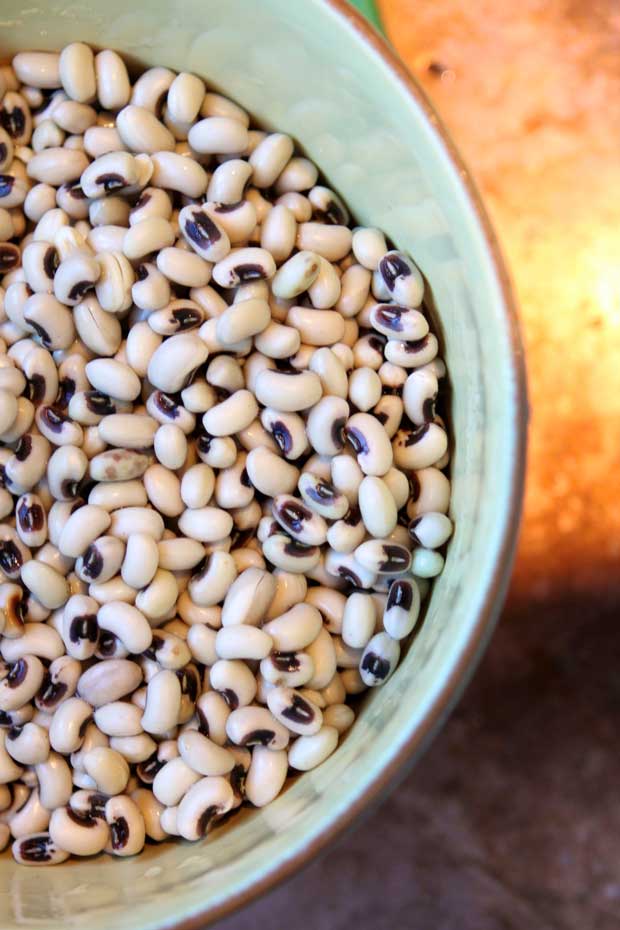 black-eyed-peas-bowl-semi-closeup