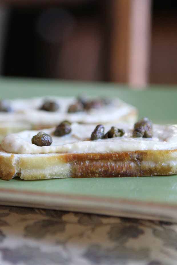 crostini-w-white-bean-puree-fried-capers